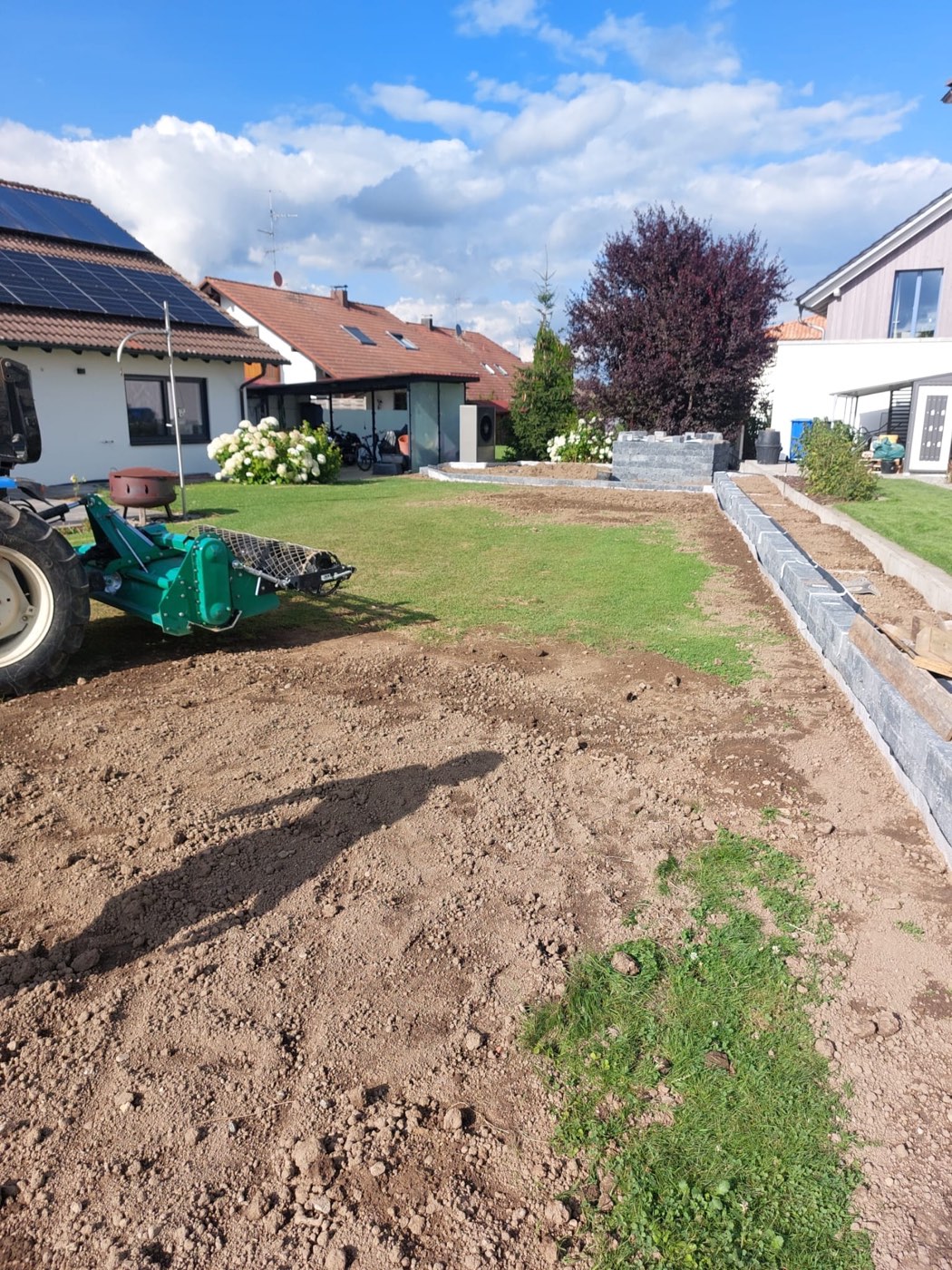 Fertig gefräste Gartenfläche, bereit zum Einsäen
